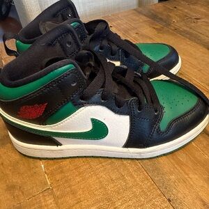 Jordan ps size 1 Kids Black and Green Sneakers
